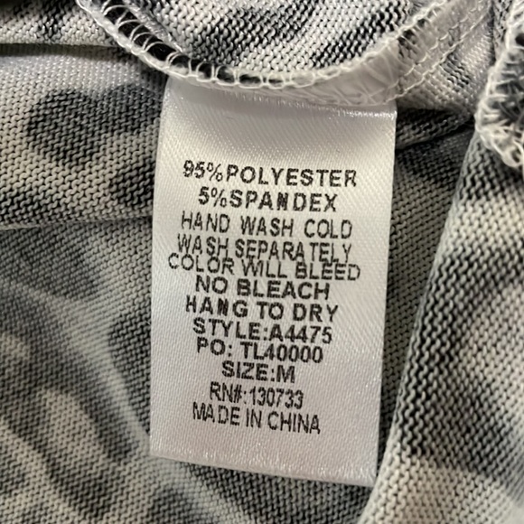 Woman’s Gray black and white leopard print top M NWT by Umgee - Picture 5 of 6